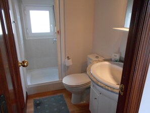 Casa, 2 habitaciones | Baño | Secadora de cabello y toallas