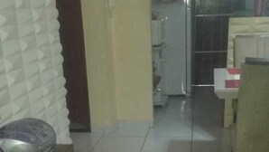 A tiled floor, a wooden cabinet, and a dining area with a table and chairs. - Vila Mirante (Campina Grande)