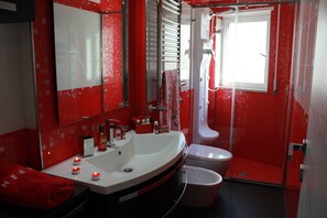 Quarto casal standard | Banheiro | Chuveiro, ducha de hidromassagem, produtos de toalete grátis