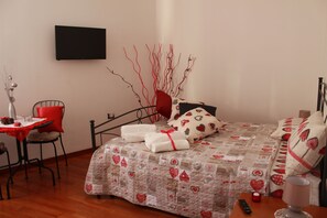 Quarto casal standard | 2 quartos, escrivaninha, ferros/tábuas de passar roupa, berços grátis