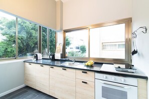 Luxury Apartment, 1 Queen Bed, City View | Private kitchenette | Microwave, espresso maker, electric kettle - Talnet Apartment (Tel Aviv)