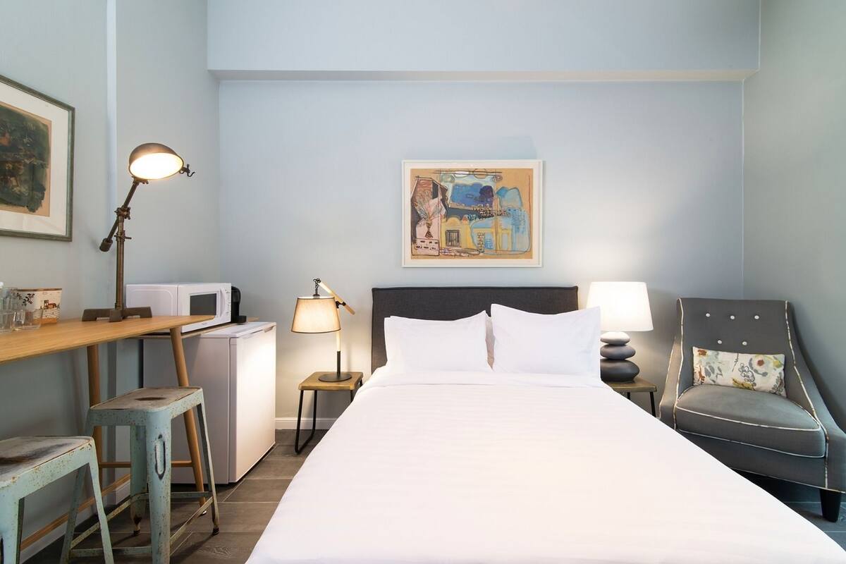 Monolocale Classic, 1 letto queen, vista città | Minibar, ferro/asse da stiro, Wi-Fi gratuito, lenzuola