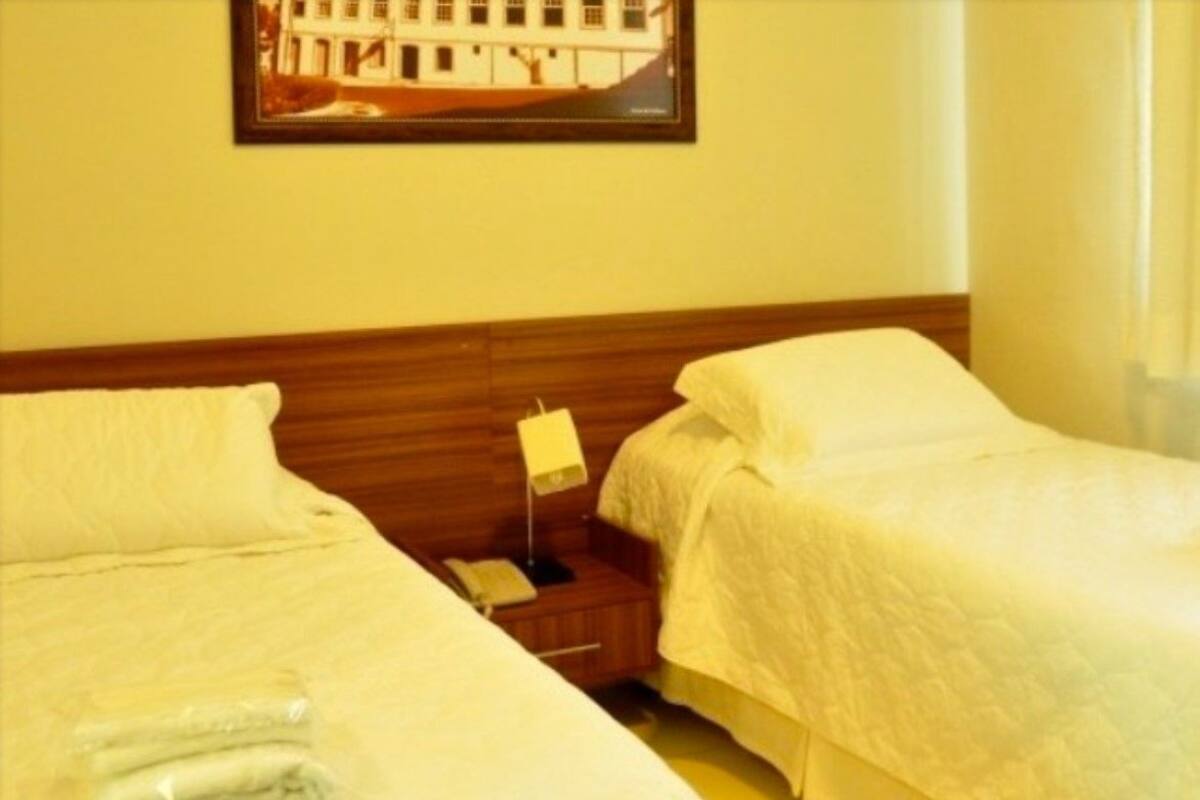ميني بار وستائر تعتيم وواي فاي مجانًا وملاءات أسرّة