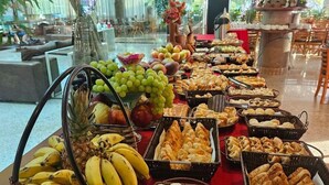 A buffet table with various fruits, pastries, and bread. - Paracatu Plaza Hotel (Paracatu)