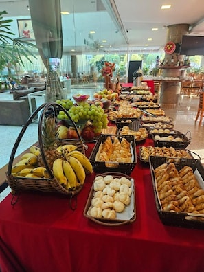 Free daily buffet breakfast