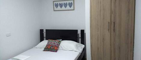 Habitación estándar doble, 1 cama doble, vistas al mar | Wifi gratis, ropa de cama, accesible en silla de ruedas