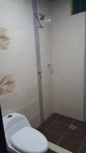 Family Apartment, Multiple Beds, Ocean View | Bathroom | Shower, towels, soap - Cabañas Juakianna (Tolú)