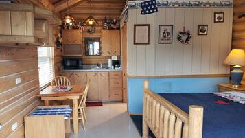 Traditional Cabin, 1 Queen Bed, Mountain View | Living area | Smart TV, Netflix, Hulu, streaming services