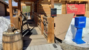 Individually decorated, individually furnished, desk, blackout drapes - Delta-9 House - Sumpter Cabins (Sumpter)
