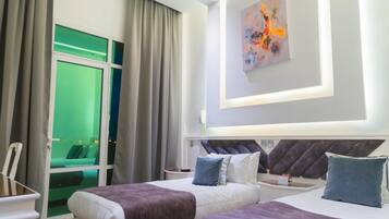 Minibar, escritorio, cortinas blackout y cunas