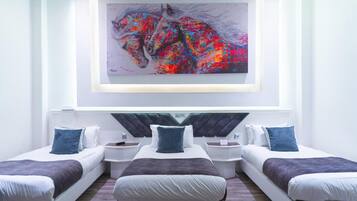 Minibar, escritorio, cortinas blackout y cunas