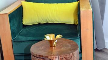 Televisión de plasma de 32 pulgadas con canales vía satélite