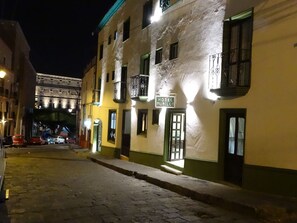 Front of property – evening/night - Hotel Murillo Plaza (Guanajuato)