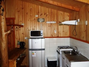 Cabana estàndard | Cuina privada | Frigorífic gran, microones, forn i placa de cuina
