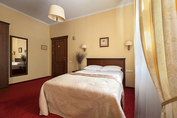 Dobbeltrom – classic, byutsikt | Safe på rommet, skrivebord, blendingsgardiner og strykejern/-brett