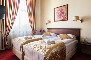 Classic Twin Room, City View | In-room safe, desk, blackout drapes, iron/ironing board - Conviva Hotel (Panevezys)