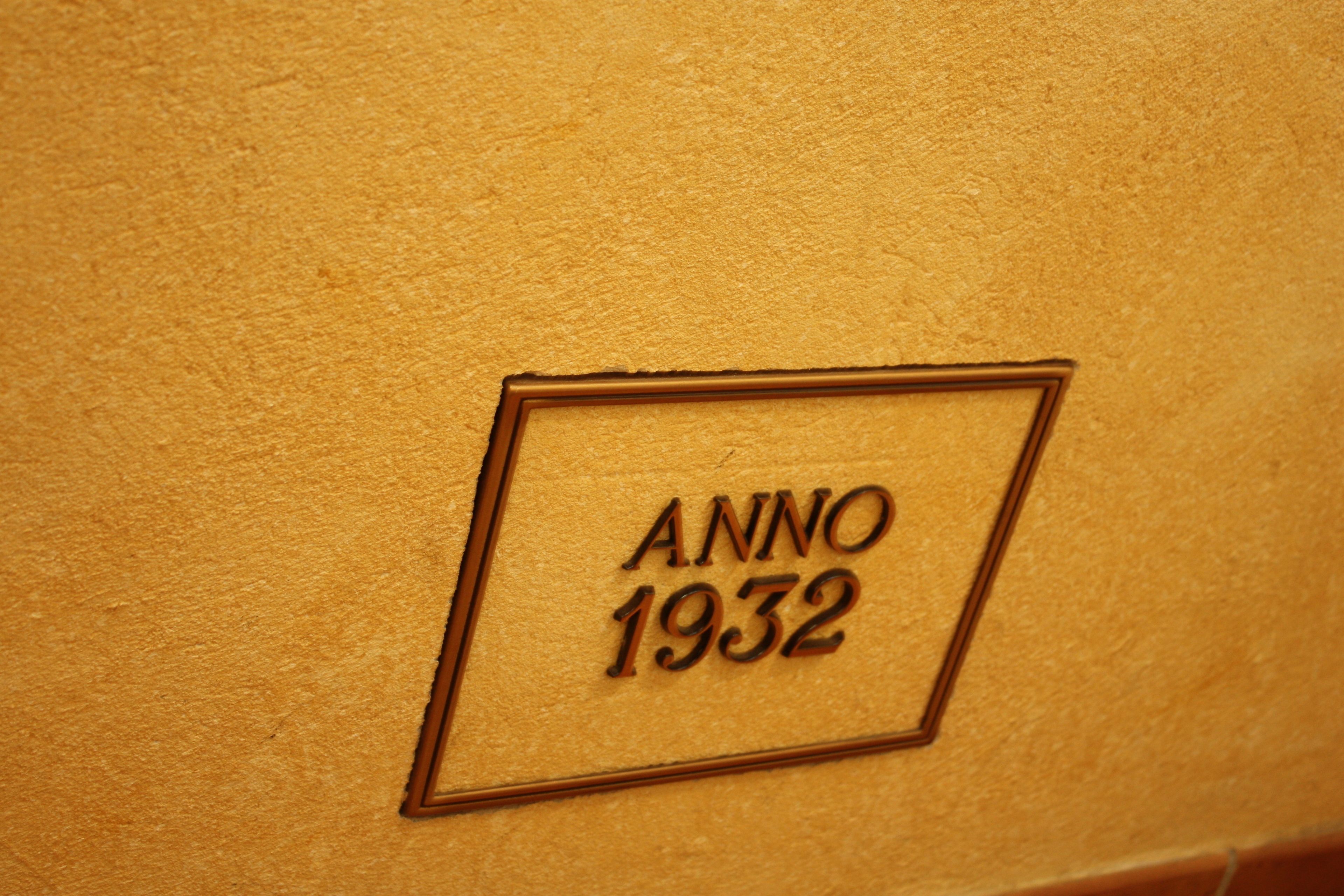 A wall with the inscription "ANNO 1932" in a framed square.