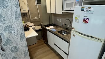 Apartamento, 1 quarto, vista para o oceano (232) | Cozinha privada | Geladeira, micro-ondas, cafeteira/chaleira, liquidificador