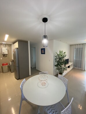Appartement, 3 chambres, vue sur la mer | Aire de séjour | Téléviseur à écran plat