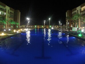 4 outdoor pools