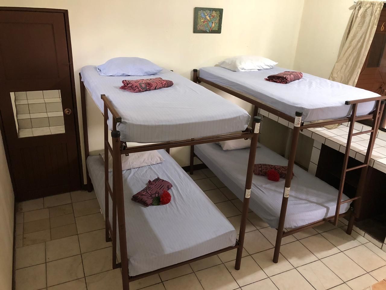 Dormitorio compartido con 7 camas, baño privado y cada cama requiere su propia reserva. | 암막 커튼, 무료 WiFi, 침대 시트