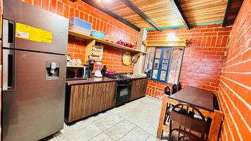 Full-size fridge, microwave, oven, coffee/tea maker