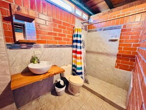 Basic-Ferienhaus, 2 Queen-Betten | Badezimmer | Kostenlose Toilettenartikel, Handtücher