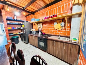 Frigorífic gran, microones, forn i cafetera i tetera