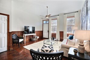 Apartment | Living area | Flat-screen TV - Gallery Stays - Amiri Pop (Savannah)