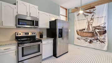 Apartment | Dapur peribadi | Peti sejuk/penyejuk beku saiz penuh, ketuhar gelombang mikro, ketuhar