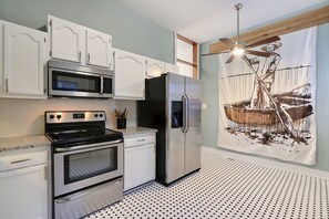Apartment | Private kitchen | Full-sized fridge, microwave, oven, dishwasher - Gallery Stays - Amiri Pop (Savannah)