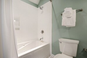Apartment | Bathroom | Combined shower/bathtub, jetted bath, free toiletries, hair dryer - Gallery Stays - Amiri Pop (Savannah)