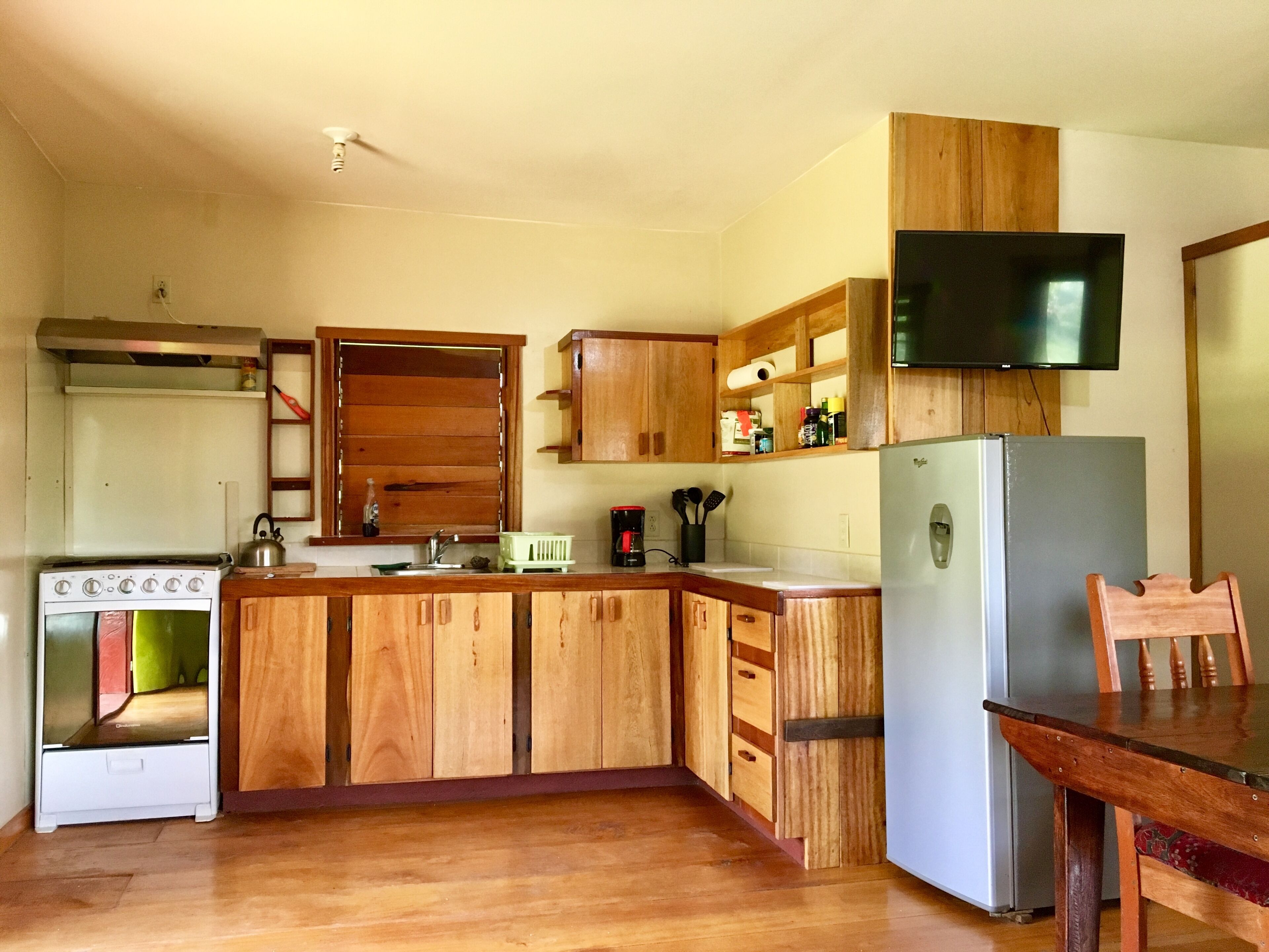 Refrigerador, horno, cafetera y tetera y utensilios de cocina 