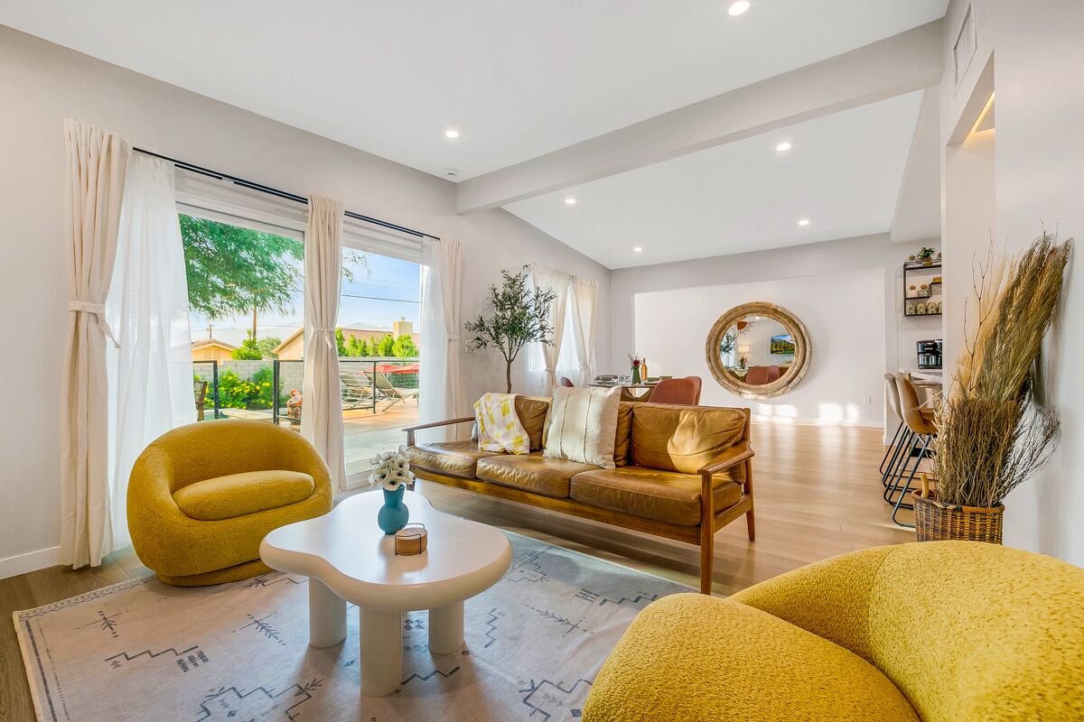 Signature Villa | Living room | Smart TV, books