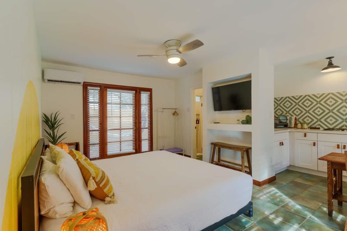 Habitación Deluxe, 1 cama King size | Decoración personalizada y muebles diferentes