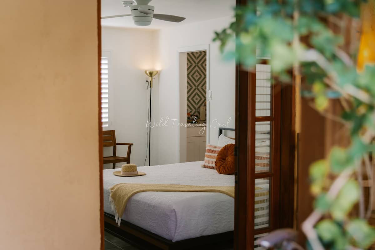 Habitación Deluxe, 1 cama King size | Decoración personalizada y muebles diferentes