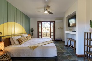 Chambre Deluxe, 1 trÚs grand lit | Décor unique, ameublement unique, fer et planche à repasser