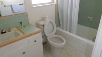 Ducha y bañera combinadas y artículos de higiene personal gratuitos