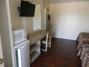 Iron/ironing board, rollaway beds, bed sheets - San Marcos Motel (Buellton)