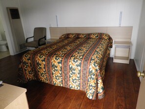 Tabla de planchar con plancha, camas supletorias, ropa de cama