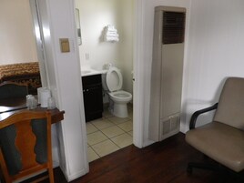 Bañera con ducha, artículos de tocador gratuitos, toallas