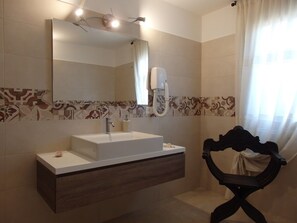 Douche, sèche-cheveux, bidet, serviettes fournies