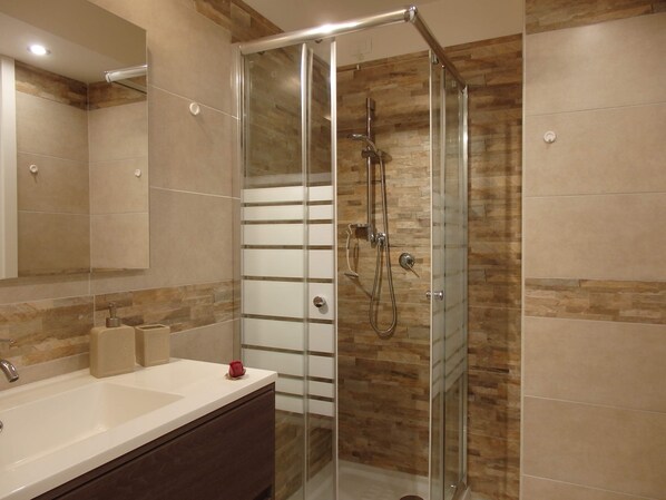 Douche, sèche-cheveux, bidet, serviettes fournies