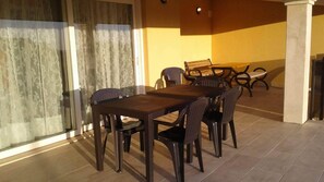 تناول الطعام بالخارج