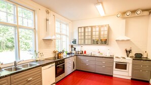 Une cuisine moderne équipée de deux éviers, d’un four à micro-ondes, d’une cuisinière et d’un lave-vaisselle.