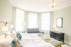 Familiekamer | Een bureau, een strijkplank/strijkijzer, gratis wifi, beddengoed