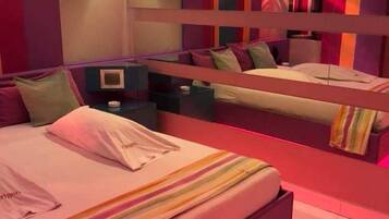 Un dormitorio moderno con una cama litera, una mesita de noche y un espejo.