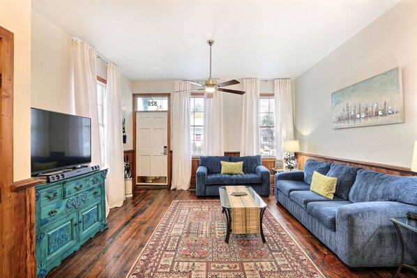 Apartment | Living area | Flat-screen TV