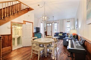 Apartment | Living area | Flat-screen TV