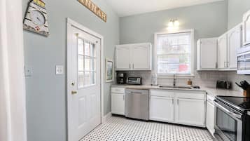 Apartment | Private kitchen | Full-sized fridge, microwave, oven, dishwasher